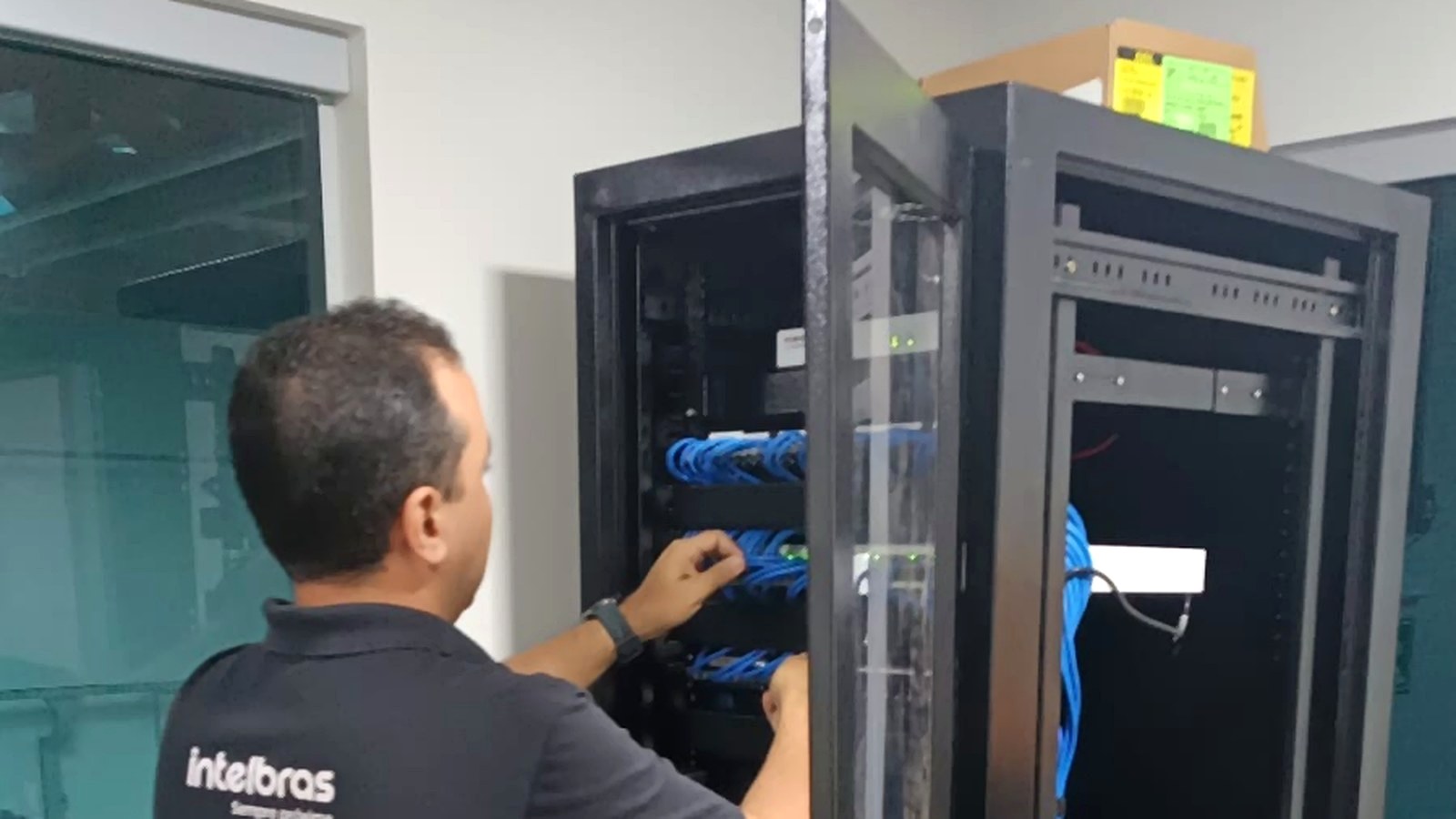 Hugo Victor trabalhando em tecnologia